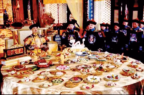 Từ 7h tới 9h30: Dùng bữa sáng. Các hoàng đế triều đại nhà Thanh thường tuân theo tập tục ăn uống của dân tộc Mãn, mỗi ngày ăn 2 bữa chính, gồm từ 8h - 9h và 13h - 14h giờ chiều hàng ngày, mỗi bữa thường có 12 món chính và các món canh kèm theo.