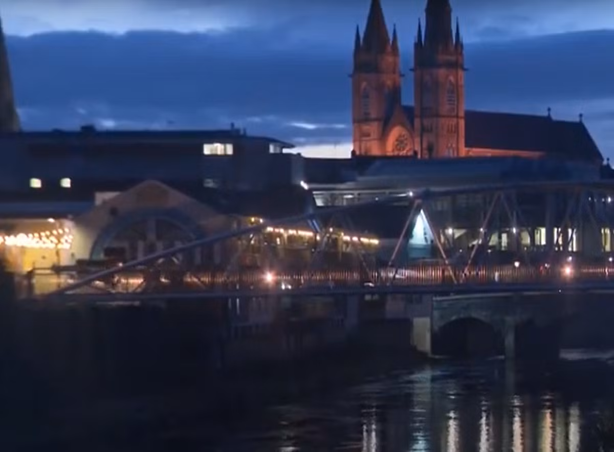 Âm thanh bí ẩn được mô tả là tiếng ù mà những tác nhân nghi phạm thông thường khó mà gây ra. Ví dụ, giao thông gây ra rất nhiều ô nhiễm tiếng ồn tương tự, nhưng người dân khẳng định đây là một thứ gì đó rất khác. Ảnh: @RTÉ News.