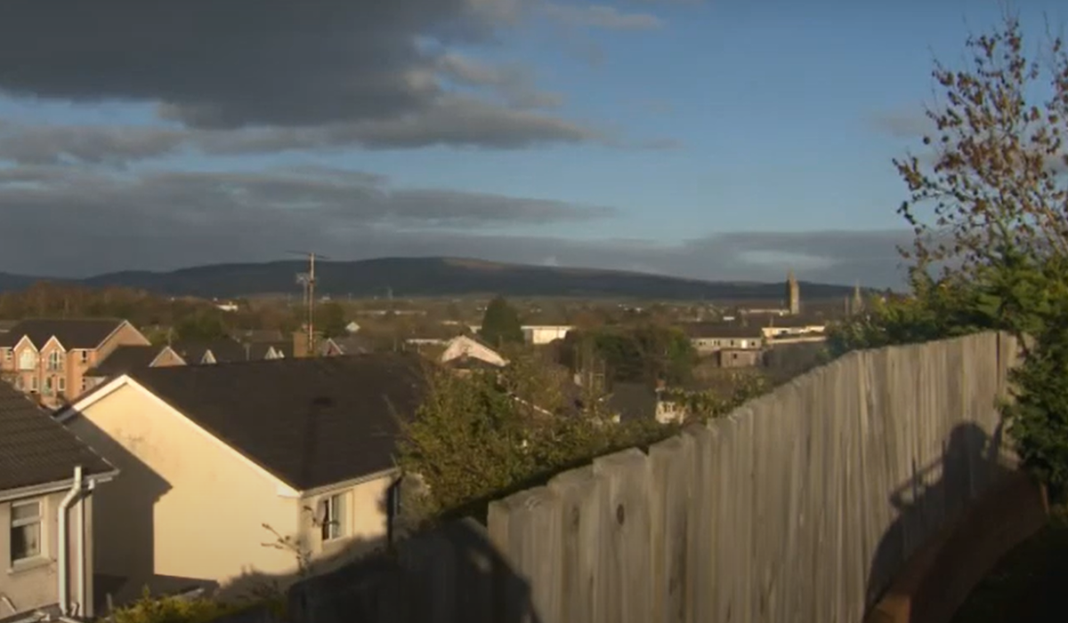 Vào năm 2023, giấc ngủ của người dân ở thị trấn Omagh không hề dễ dàng. Một tiếng động lạ bí ẩn khiến người dân mất ngủ vào ban đêm, kéo dài trong vòng vài tuần, nó đã lan ra một khu vực rộng lớn của thị trấn County Tyrone ở Bắc Ireland. Ảnh: @RTÉ News.