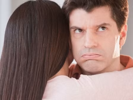 Tuổi Tuất: Người tuổi Tuất rất cởi mở, phóng khoáng với mọi người, nhưng lại rất khó tính với một nửa của mình. Ảnh: kenhphunu.com. 