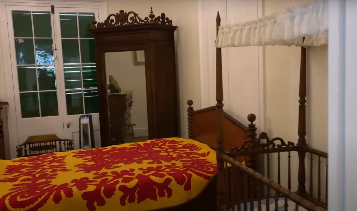 Cung điện mùa hè của Nữ hoàng Emma, còn được gọi là Hanaiakamalama, là một tòa nhà đẹp và mang tính lịch sử nằm ở Honolulu, Hawaii. Tuy nhiên, nơi đây cũng được cho là bị ám ảnh bởi hồn ma của Nữ hoàng Emma, vợ của Vua Kamehameha IV. Ảnh: @Island News.