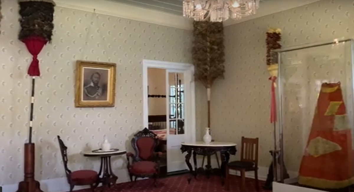 Một số người thậm chí còn khẳng định đã nhìn thấy bóng ma của Nữ hoàng Emma lang thang trong hành lang. Ảnh: @Island News.