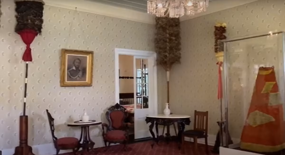 Một số người thậm chí còn khẳng định đã nhìn thấy bóng ma của Nữ hoàng Emma lang thang trong hành lang. Ảnh: @Island News.