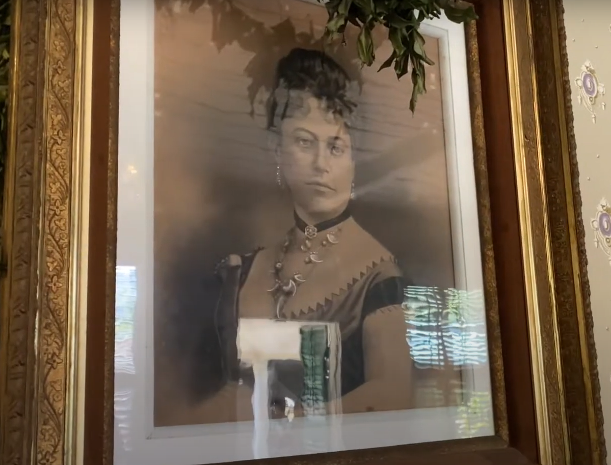 Du khách đến cung điện đã báo cáo về những hiện tượng kỳ lạ, chẳng hạn như cửa tự mở, đóng và cảm giác lạnh người như có ai đó chạm vào vai họ. Ảnh: @Island News.