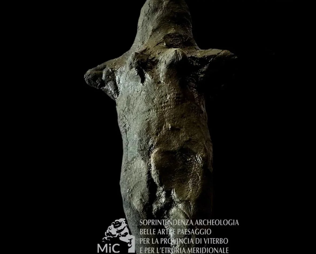 Tượng đất sét dài khoảng 15 cm. Mặc dù có vẻ ngoài thô sơ, nhưng ý nghĩa của bức tượng nằm ở vai trò của nó trong đời sống tâm linh của cư dân thời đại đồ sắt trong khu vực. Ảnh: @Soprintendenza Archaeologia.