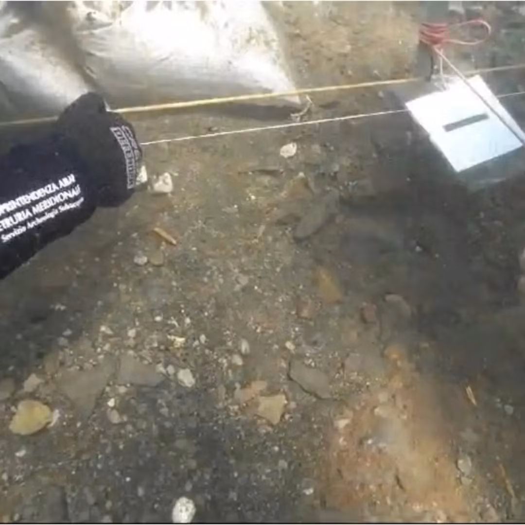 "Đây là một khám phá đặc biệt, độc nhất vô nhị", các nhà khảo cổ học tham gia dự án cho biết. Họ cũng nhấn mạnh tầm quan trọng của bức tượng này trong việc làm sáng tỏ đời sống hàng ngày, cũng như đời sống tâm linh của người dân từ thời kỳ đồ sắt, đặc biệt là ở miền nam Etruria. Ảnh: @Soprintendenza Archaeologia.