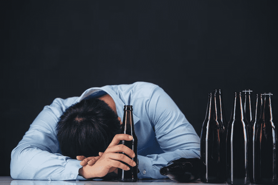Cuốn sách cũng khuyên nên ăn bắp cải, hoặc đồ ăn nhẹ trước khi uống rượu, để làm chậm tác dụng của rượu trong dạ dày. Ảnh: @Fastandup.