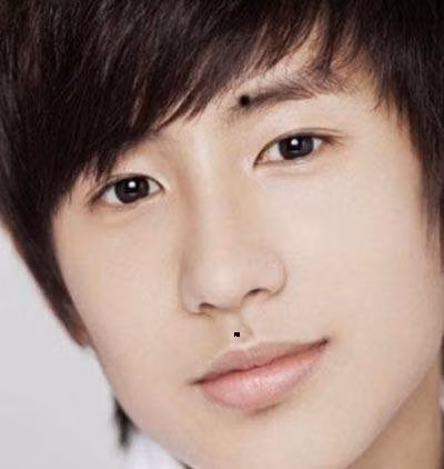 Nam giới có nốt ruồi ở phía dưới nhân trung thường là người có khả năng sinh sản kém bởi vị trí này tượng trưng cho khả năng sinh sản. Ảnh: xingyunba.com.