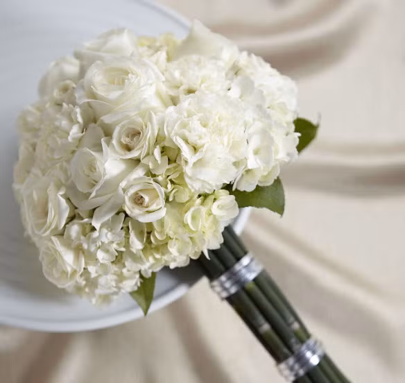 Tuổi Tuất: Vận thế chung; 4.4 điểm. Sự nghiệp; 4.4 điểm. Tình cảm: 4.5 điểm. Tài vận: 4.4 điểm. Sức khỏe: 4.4 điểm. Sự nghiệp: tiếp tục chuyển biến tốt. Tình cảm: có nhiều tin vui trong tình cảm. Tài vận: tình hình tài chính khá. Sức khỏe: lưu ý đến giấc ngủ. Lời khuyên: nên chấn chỉnh lại mọi việc. Ảnh: easywedding.co.uk.