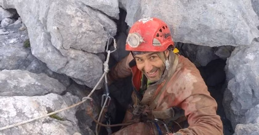 Đường xuống Torca de Cerro del Cuevón được coi là một trong những thử thách khó khăn nhất trên thế giới, và chỉ những người thám hiểm hang động giàu kinh nghiệm nhất mới có thể thử. Ảnh: @RanaSella. 