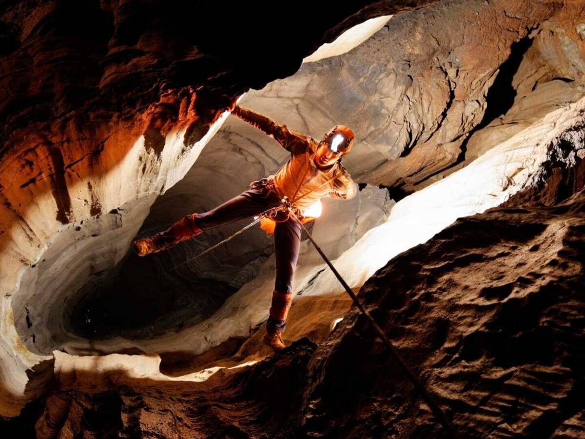 Năm 1998, một nhóm thám hiểm hang động Pháp-Tây Ban Nha đã phá vỡ kỷ lục của Tây Ban Nha về độ sâu xuống hang động, khi chạm đến đáy và ghi lại độ sâu chính thức hiện tại của hang là 1.589 mét. Ảnh: @Vandal. 