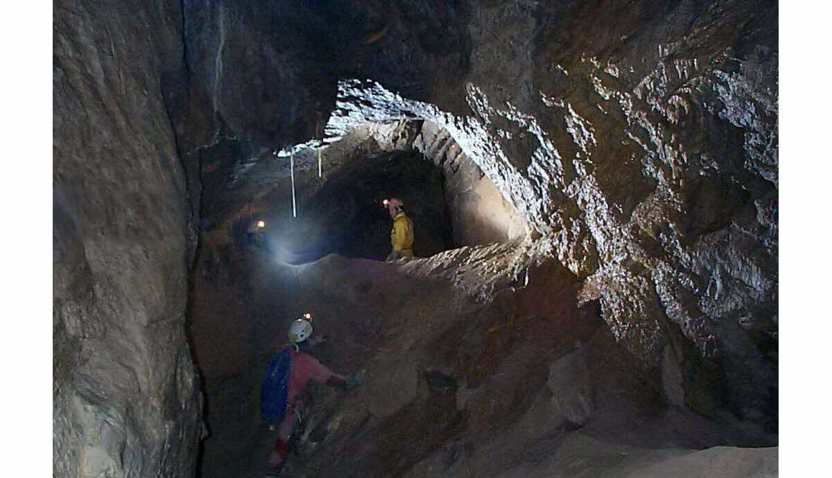 Phần thứ hai của tên hang động bắt nguồn từ chữ cái đầu tiên trong tên của ba nhà thám hiểm hang động đã thiệt mạng trong trận lụt ở Hang Gournier vào tháng 11 năm 1976: Michel Schmidt (“Mi”), Roland Chenevier (“rol”) và Daniel Trouilleux (“da”). Ảnh: @Le Dauphiné Libéré. 