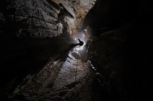 Hang động này được tạo thành từ đá vôi và có hệ thống thoát nước ngầm. Hang động này nằm trong Dãy núi Haut-Giffre, gần làng Samoëns. Ảnh: @Vous voyez le topo.