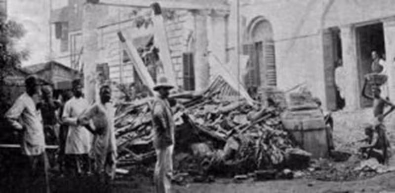 Gió mạnh, lượng mưa khủng do cơn bão Coringa đã gây ra lũ lụt trên diện rộng, phá hủy nhiều thị trấn. Coringa, một cảng biển vào thời điểm đó, đã bị phá hủy hoàn toàn, hầu hết tàu thuyền, nhà cửa, cơ sở hạ tầng bị mất. Ảnh: @byjus.