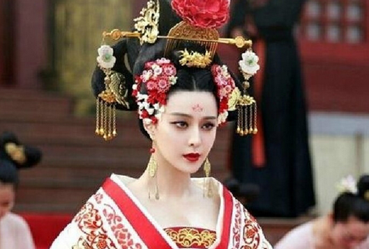 Mọi người đều biết, Võ Tắc Thiên từ Chiêu Nghi mà cuối cùng bước lên ngôi vị hoàng đế, từ từ cướp lấy giang sơn trong tay nhà họ Lý. Nhưng tại sao trước khi qua đời, Võ Tắc Thiên lại trao trả lại giang sơn cho nhà họ Lý? Đó là câu nói của Địch Nhân Kiệt. Ảnh tạo hình Võ Tắc Thiên trên phim. Nguồn: lishi.zhuixue.net.