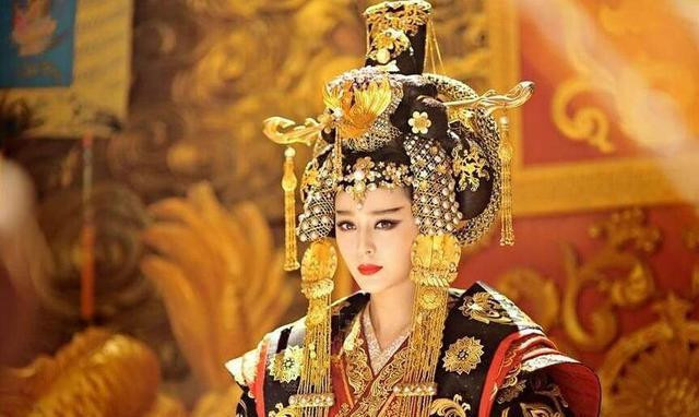 Sau khi Võ Tắc Thiên trở thành Hoàng hậu, trong triều, không có thân tín, nên đã cho hai người anh cùng cha khác mẹ là Võ Nguyên Khánh và Võ Nguyên Sảng vào triều làm quan. Hai người anh không những không biết ơn mà còn lớn tiếng nói rằng được làm quan là nhờ ơn đức của phụ thân. Võ Tắc Thiên biết chuyện liền đuổi hai người anh này ra khỏi kinh thành. Ảnh tạo hình Võ Tắc Thiên trên phim. Nguồn: 163.com.