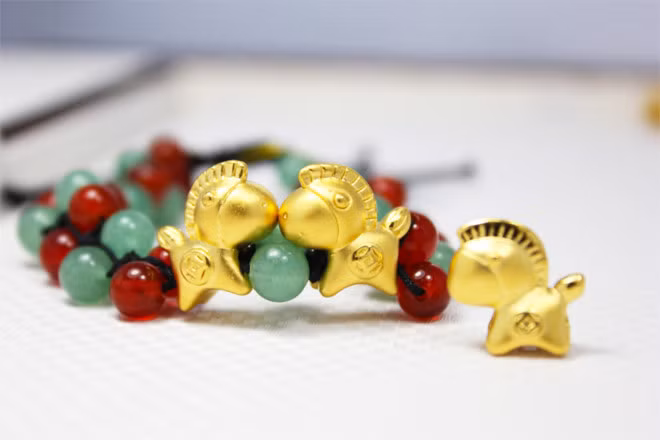 Bởi những vật phẩm ấy sẽ phát huy năng lực phong thủy khai vận, luôn mang lợi những điều may mắn nhất, thuận lợi cho chủ nhân sở hữu chúng. 