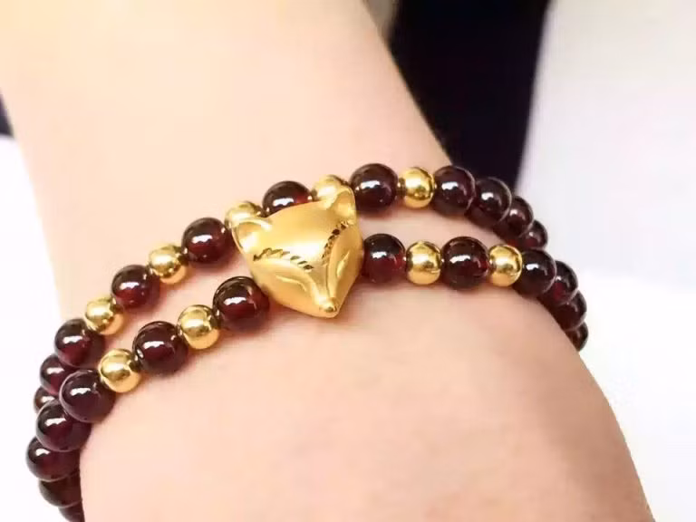 Tuổi Ngọ: Tam hợp và lục hợp của người tuổi Ngọ gồm tuổi Dần, tuổi Tuất và tuổi Mùi nên khi chọn ngọc bội, kim bài hay vòng đeo tay, vòng cổ hoặc bất cứ v ật phong thủy cát tường nào mang theo bên mình, người tuổi Mùi nên chọn những đồ vật có hình hổ, chó và dê. 