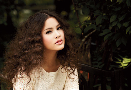 Tuổi Sửu: Ngoài tính cách chăm chỉ, luôn biết quan tâm đến mọi người, thì đặc điểm nổi bật của phụ nữ tuổi Sửu là luôn muốn khám phá những điều mới lạ. Chính vì vậy, những cuốn sách hay khám phá về những điều mới lạ là món quà 8/3 các nàng tuổi Sửu yêu thích nhất. Ảnh: eva.vn. 