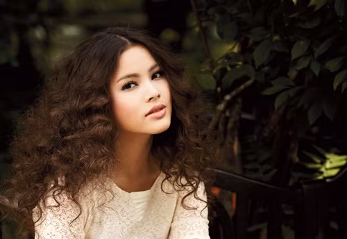 Tuổi Sửu: Ngoài tính cách chăm chỉ, luôn biết quan tâm đến mọi người, thì đặc điểm nổi bật của phụ nữ tuổi Sửu là luôn muốn khám phá những điều mới lạ. Chính vì vậy, những cuốn sách hay khám phá về những điều mới lạ là món quà 8/3 các nàng tuổi Sửu yêu thích nhất. Ảnh: eva.vn. 