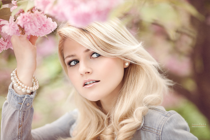 Tuổi Dậu: Những cô nàng tuổi Dậu là những cô nàng yêu thích thời trang, luôn xem trọng vẻ bề ngoài. Do đó ngày 8/3 dẫn cô nàng tuổi Dậu đi shopping, mua sắm quần áo, trang sức sẽ khiến con giáp này vui sướng và thích thú. Ảnh: meonuoicon.com. 