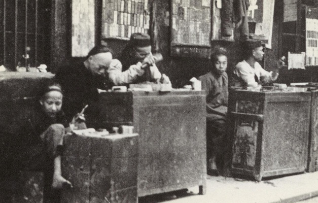 Những người làm nghề khắc dấu trên phố. Ảnh chụp năm 1880. Ảnh: sina.com.cn. 