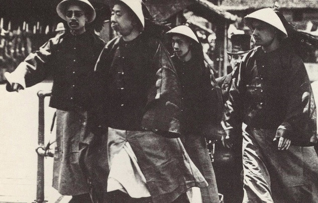 Tổng đốc Lưỡng Quảng Chu Phức cùng các thân tín tại Hồng Kông năm 1907. Ảnh: sina.com.cn.