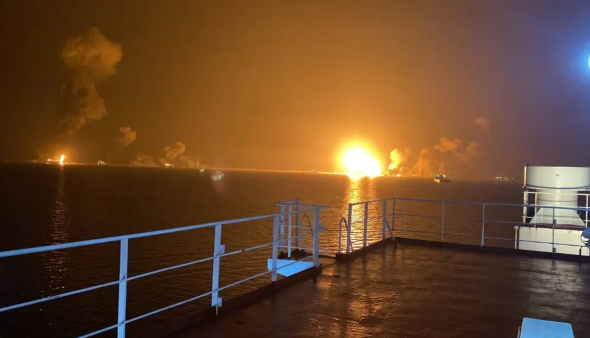 Điểm thú vị, Công ty an ninh hàng hải Ambrey đã cung cấp cho tờ The War Zone một số bức ảnh về vụ tấn công này được chụp từ một con tàu đang neo đậu tại cảng Ras Isa. Dù con tàu đó không phải là khách hàng của Ambrey. Ảnh: @Ambrey.