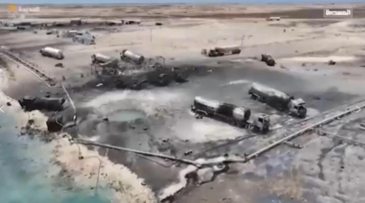 Cuộc tấn công qua đêm vào cảng Ras Isa đã tạo ra những quả cầu lửa khổng lồ bốc lên trời, biến những chiếc xe chở dầu tại cảng dầu Ras Isa thành những đống đổ nát bốc cháy nghi ngút. Ảnh: @Jon Gambrell.