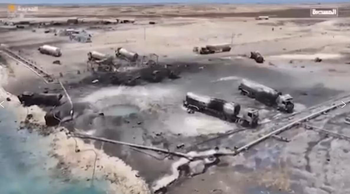 Cuộc tấn công qua đêm vào cảng Ras Isa đã tạo ra những quả cầu lửa khổng lồ bốc lên trời, biến những chiếc xe chở dầu tại cảng dầu Ras Isa thành những đống đổ nát bốc cháy nghi ngút. Ảnh: @Jon Gambrell.