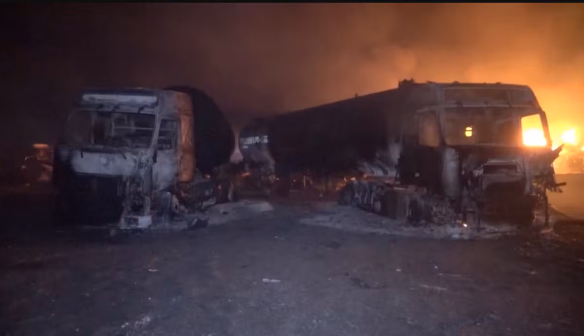 Bởi bất chấp lệnh cấm của Mỹ có hiệu lực từ ngày 5/4, các tàu nước ngoài vẫn tiếp tục cập cảng Ras Isa và cung cấp nhiên liệu. Phía lực lượng Houthi lại sử dụng nguồn thu từ cảng Ras Isa này để duy trì hoạt động, trong đó có các chiến dịch quân sự. Ảnh: @Al-Masirah TV.