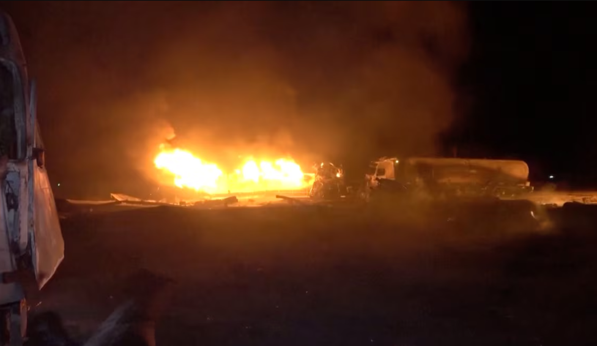 “Lực lượng Mỹ đã hành động để cắt đứt nguồn nhiên liệu cho lực lượng Houthi do Iran hậu thuẫn, tước đi nguồn thu nhập bất hợp pháp đã và đang tài trợ cho những nỗ lực khủng bố toàn bộ khu vực của lực lượng này trong hơn 10 năm qua”, CENTCOM cho biết thêm. Ảnh: @AlMasirah TV. 