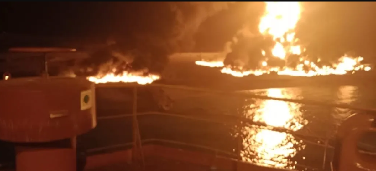 Tuy nhiên, trong cuộc không kích của Mỹ, các con tàu dường như không bị hư hại. Công ty an ninh hàng hải Ambrey cho biết, họ nhận được báo cáo từ một tàu neo đậu tại cảng Ras Isa, Yemen. Thuyền trưởng tàu này xác nhận không có thiệt hại nào đối với bất kỳ tàu nào trong khu vực ngay thời điểm xảy ra vụ tấn công. Ảnh: @Ambrey.