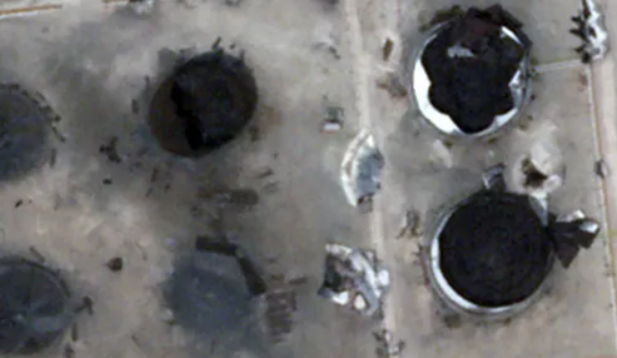 Ông cho biết, Houthis đã tích trữ nhiên liệu ở những nơi khác sau các cuộc tấn công của Israel. Ông đưa ra giả thuyết rằng, các vụ nổ và ngọn lửa được nhìn thấy trong các video là kết quả của việc xe bồn chở nhiên liệu bị bắn trúng. Ảnh: @2025 PLANET LABS INC.