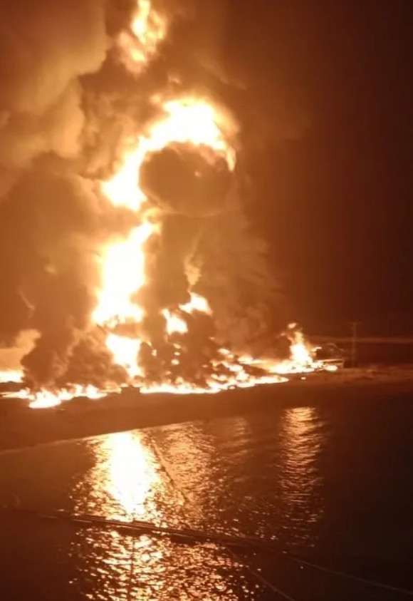 Cuộc không kích vào cảng Ras Isa là một phần của chiến dịch tấn công trên không mới chống lại Houthis, mà chính quyền của Tổng thống Donald Trump đã phát động vào ngày 15/3. Ảnh: @Ambrey.