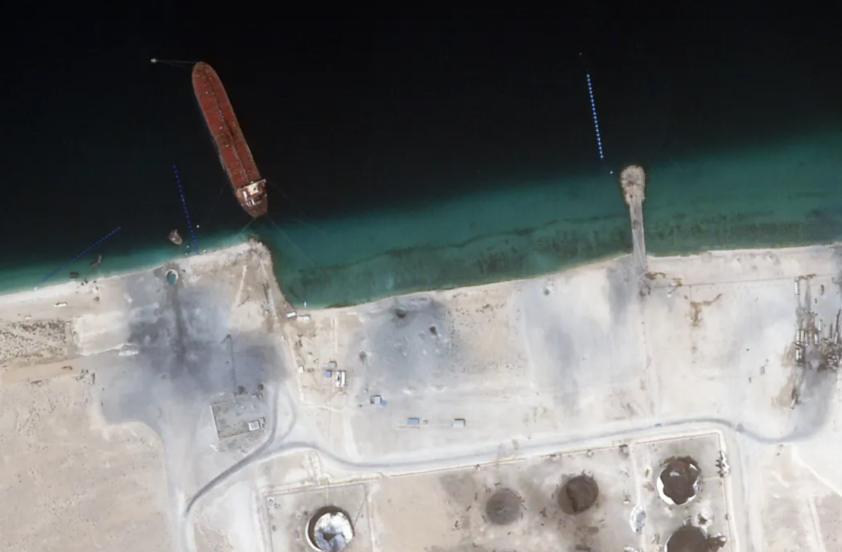 Các bức ảnh chụp vệ tinh còn cho thấy quang cảnh mặt đất bị tàn phá nặng ngay tại cảng Ras Isa do lực lượng Houthi kiểm soát. Bạn có thể thấy các bồn chứa nhiên liệu cũng như nhiều xe chở nhiên liệu bị phá hủy hoàn toàn. Ảnh: @2025 PLANET LABS INC.