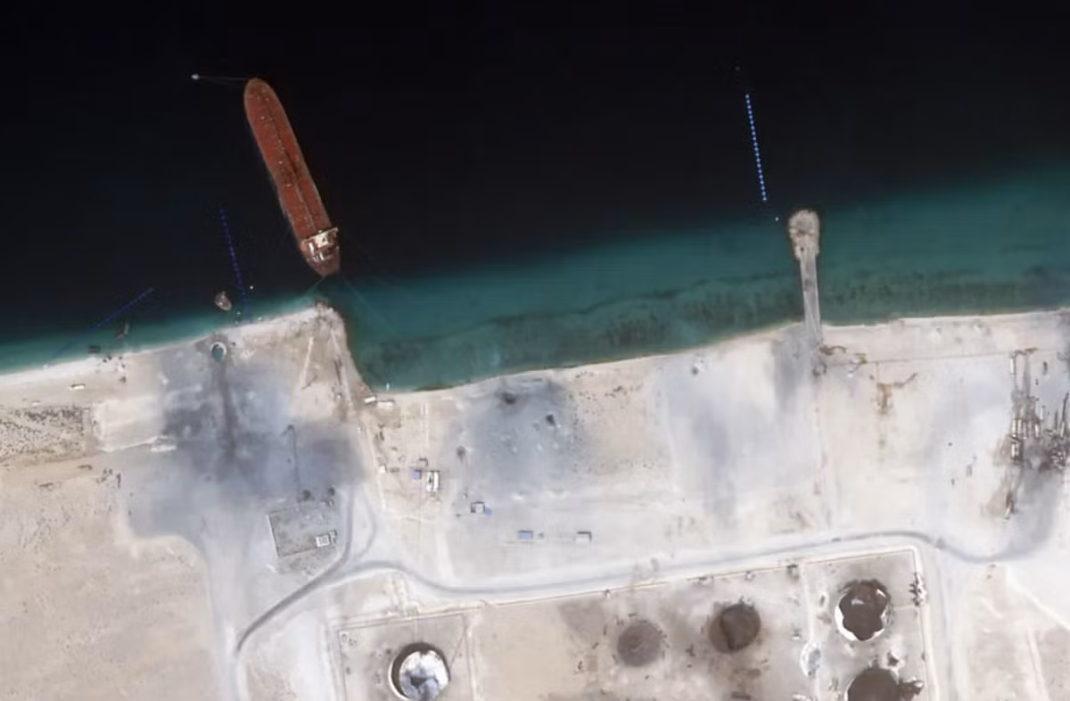 Các bức ảnh chụp vệ tinh còn cho thấy quang cảnh mặt đất bị tàn phá nặng ngay tại cảng Ras Isa do lực lượng Houthi kiểm soát. Bạn có thể thấy các bồn chứa nhiên liệu cũng như nhiều xe chở nhiên liệu bị phá hủy hoàn toàn. Ảnh: @2025 PLANET LABS INC.