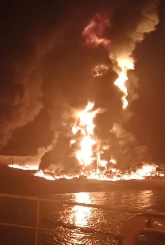 Bộ trưởng Quốc phòng Pete Hegseth trước đó cũng đã nói rằng: "Chiến dịch sẽ không ngừng nghỉ cho đến khi các chiến binh Houthi ở Yemen được Iran hậu thuẫn phải ngừng các cuộc tấn công vào các tàu thương mại, và tàu chiến nước ngoài trong và xung quanh Biển Đỏ. Ảnh: @Ambrey.