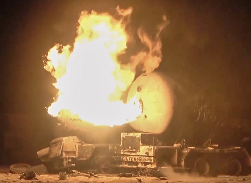 Có thể thấy, đây là cuộc tấn công đầu tiên của Mỹ vào một cơ sở dầu mỏ do Houthi kiểm soát trong chiến dịch ném bom mới của Mỹ. Hành động này cũng diễn ra ngay trước các cuộc đàm phán tại Rome giữa Mỹ và Iran về chương trình hạt nhân đang được phát triển nhanh chóng. Ảnh: @Jon Gambrell.