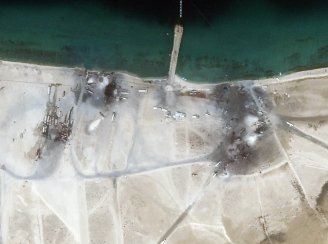 Những hình ảnh vệ tinh mà tờ The War Zone thu được cho thấy, một số bể chứa dầu bị phá hủy hoàn toàn, một cầu tàu bị thủng, bãi đỗ xe chở nhiên liệu cùng nhiều vật thể nhỏ khác bị tàn phá nặng nề. Ảnh: @2025 PLANET LABS INC.