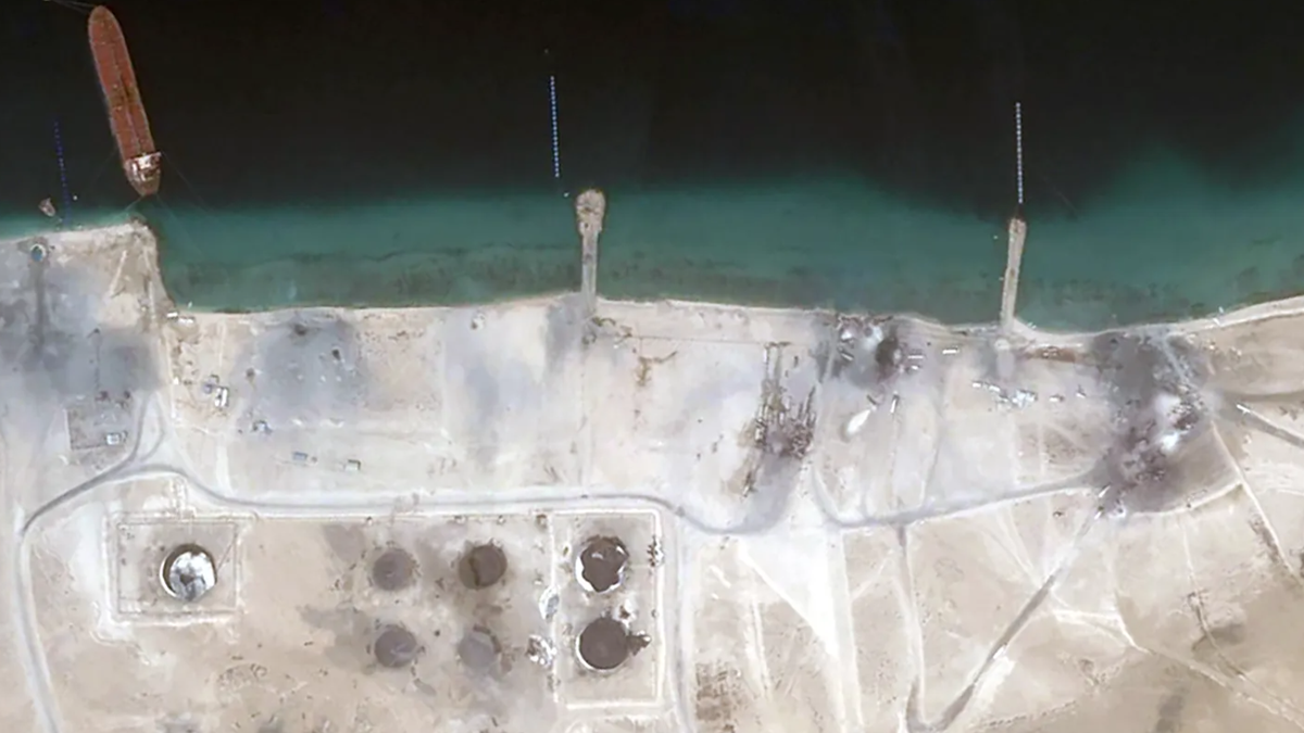 Và trong động thái mới nhất, các hình ảnh vệ tinh do tờ The War Zone thu thập cho thấy thiệt hại đáng kể tại cảng Ras Isa do lực lượng Houthi kiểm soát ở Yemen, sau cuộc không kích mới nhất của Mỹ. Ảnh: @2025 PLANET LABS INC.