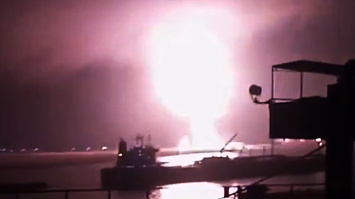 Cuối tuần trước, một cuộc không kích của Mỹ vào cảng dầu Ras Isa quan trọng do phiến quân Houthi ở Yemen nắm kiểm soát đã khiến hơn 70 người tử vong và làm bị thương nhiều người khác. Ảnh: @twz.