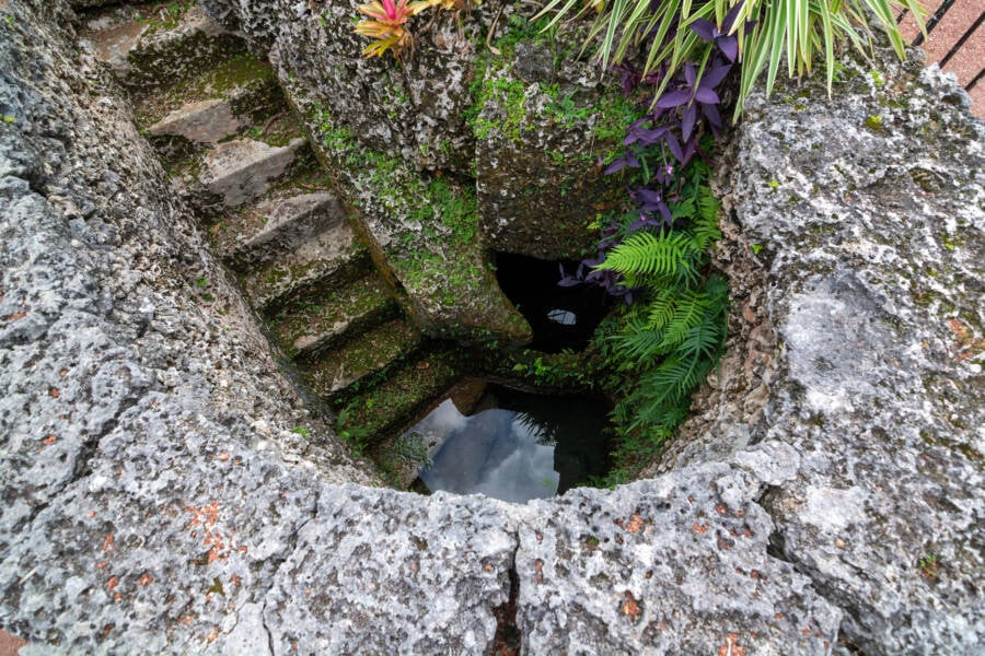 Không ai biết chắc Ed Leedskalnin đã nhấc những tảng đá lên và ghép chúng lại với nhau một cách liền mạch như thế nào. Ảnh: @All That's Interesting.