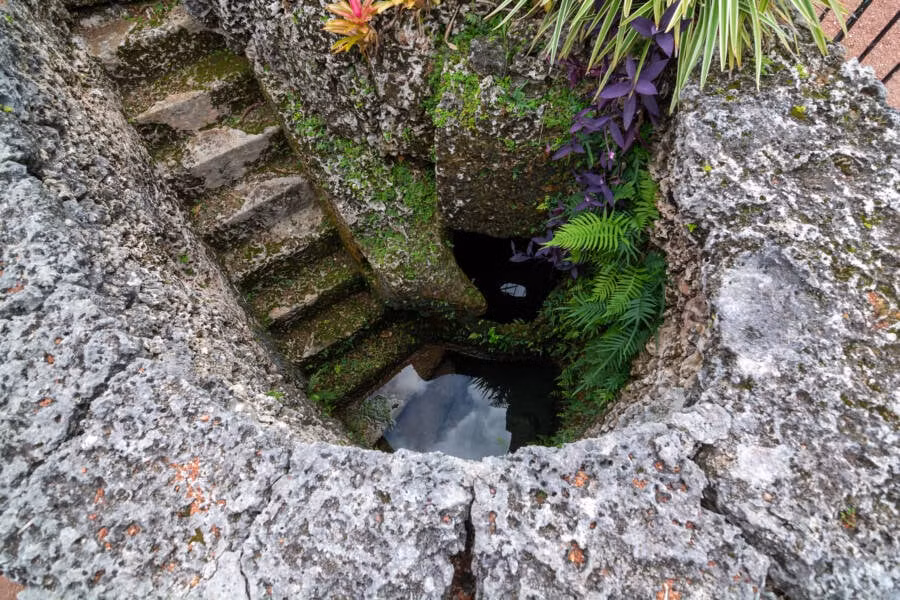 Không ai biết chắc Ed Leedskalnin đã nhấc những tảng đá lên và ghép chúng lại với nhau một cách liền mạch như thế nào. Ảnh: @All That's Interesting.