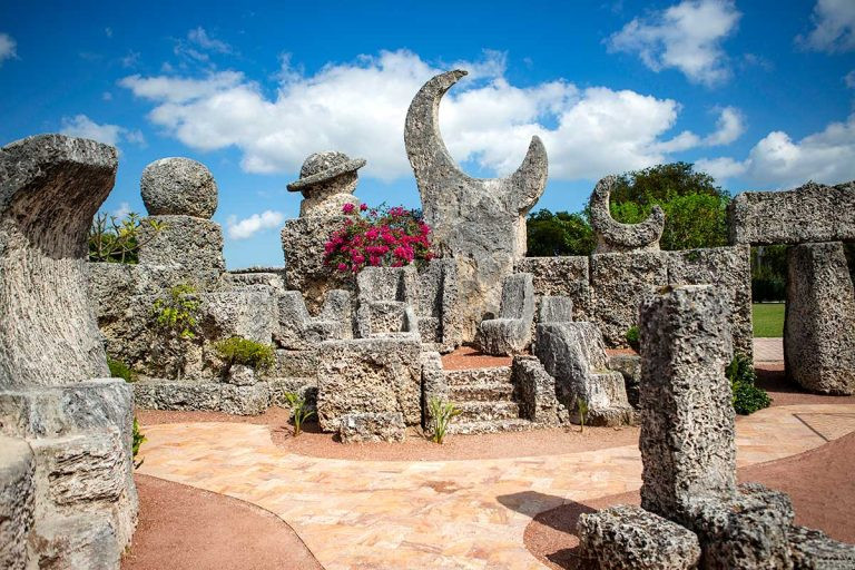 Sau nỗi đau khổ, Ed Leedskalnin chuyển đến Mỹ và cuối cùng đến Florida, nơi anh bắt đầu xây dựng khu lâu đài lớn tượng trưng cho tình yêu đã mất của mình. Ảnh: @coralcastle.