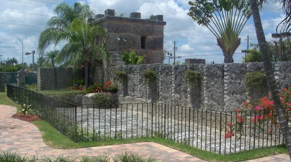 Chàng trai người Latvia, Ed Leedskalnin là một trường hợp như vậy, anh ấy bị cô dâu 16 tuổi của mình bỏ rơi vào ngày trước đám cưới. Ảnh: @Wkimedia.