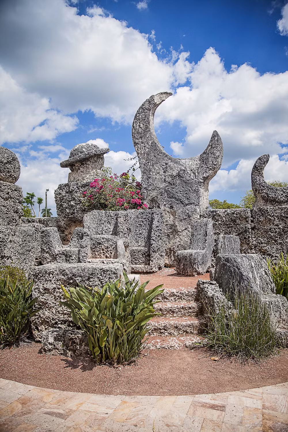 Ed Leedskalnin rất kín tiếng, chủ yếu làm việc trong lâu đài vào ban đêm và tuân thủ chính sách không để ai nhìn thấy phương pháp làm việc của mình. Ảnh: @Chic Stylista. 