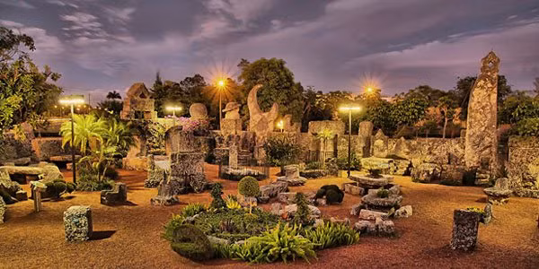 Sinh năm 1887 trong một gia đình thợ đá người Latvia, Ed Leedskalnin chỉ cao 1,5m, nặng 45 kg nhưng đã sử dụng các kỹ năng bí ẩn để di chuyển các khối đá vôi Oolitic (đá san hô hóa thạch) cao hơn 7,6m và nặng hơn 30 tấn. Ảnh: @Florida RV Trade Association.