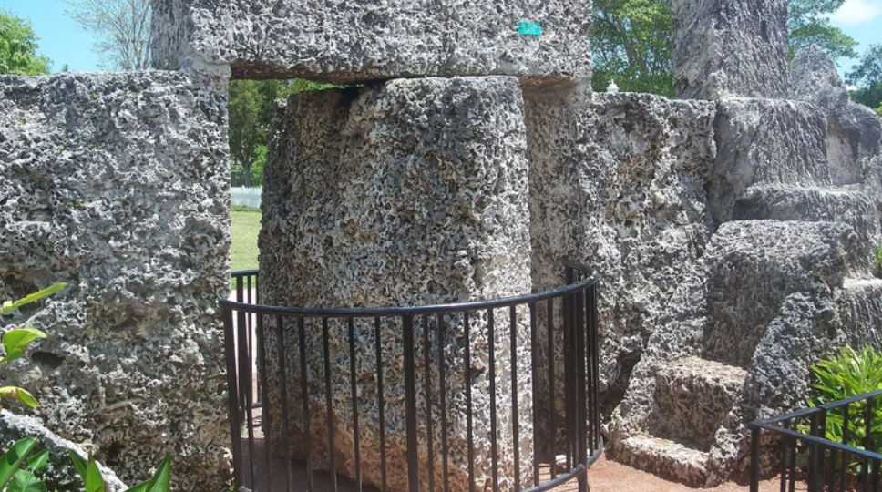 Anh ấy thậm chí còn tạo ra hai cánh cửa, một cánh nặng 3 tấn và cánh kia nặng 9 tấn, vẫn có thể xoay với một lực đẩy nhẹ, cân bằng trên trọng tâm của chúng với những ổ bi nhỏ chuyển động linh hoạt. Ảnh: @Chic Stylista.