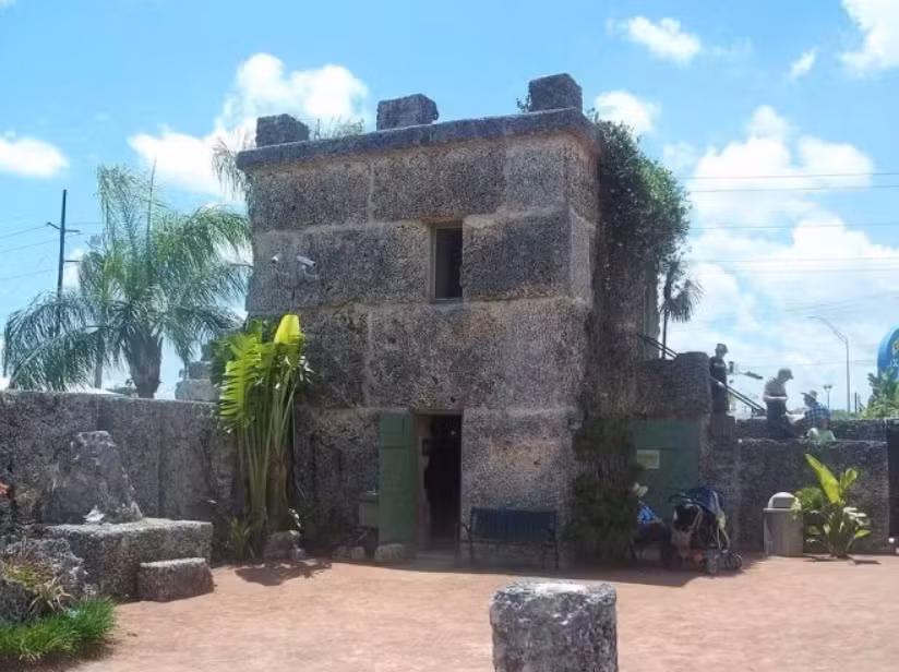 Điều này cho thấy, một số khối đá trong Lâu đài San hô cao hơn những khối đá ở Stonehenge, và nặng hơn khối đá nặng nhất trong kim tự tháp Giza vĩ đại. Ảnh: @prismic.